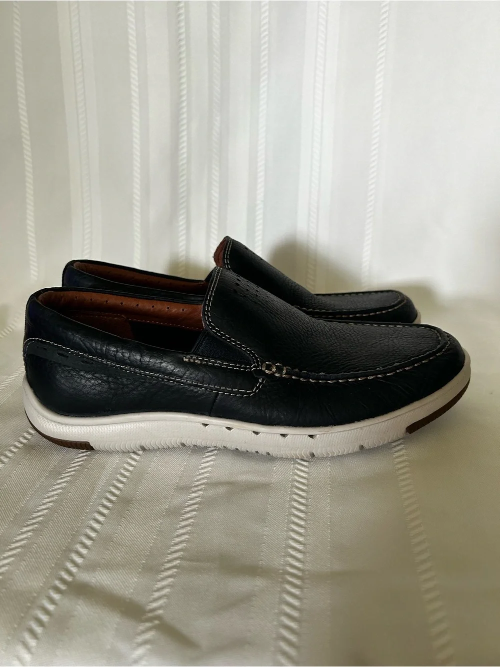 Clarks Unmaslow Easy Slip-On Shoes Loafers Navy White Mens 8 Perforated Casual